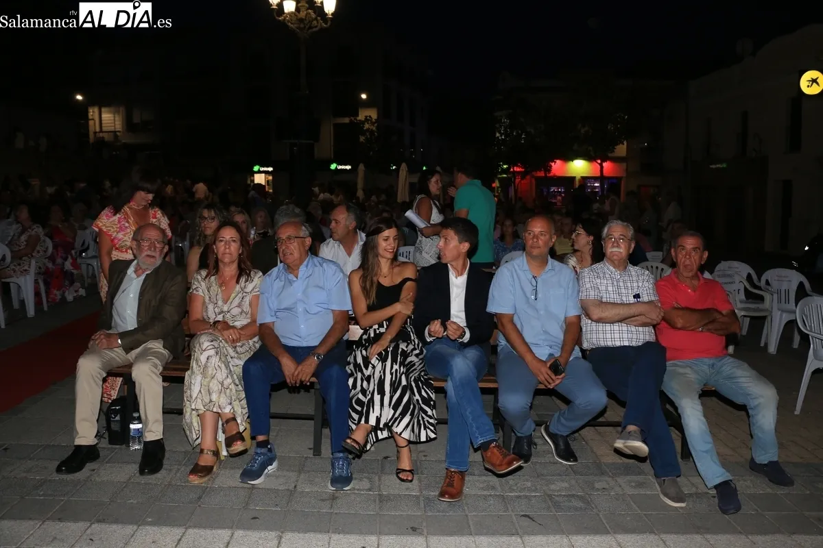 Acto de presentación e imposición de bandas a la Corte de Honor y pregón de las Ferias y Fiestas de Vitigudino 2025 / CORRAL 