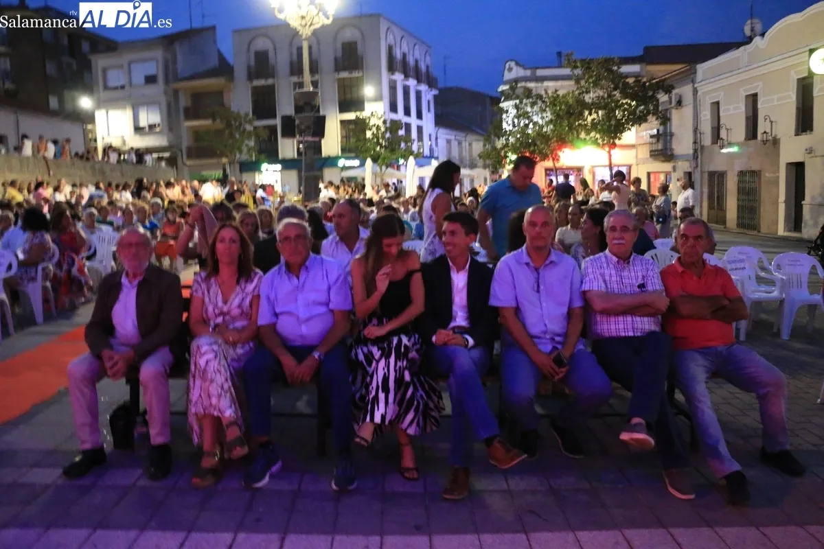 Acto de presentación e imposición de bandas a la Corte de Honor y pregón de las Ferias y Fiestas de Vitigudino 2025 / CORRAL 