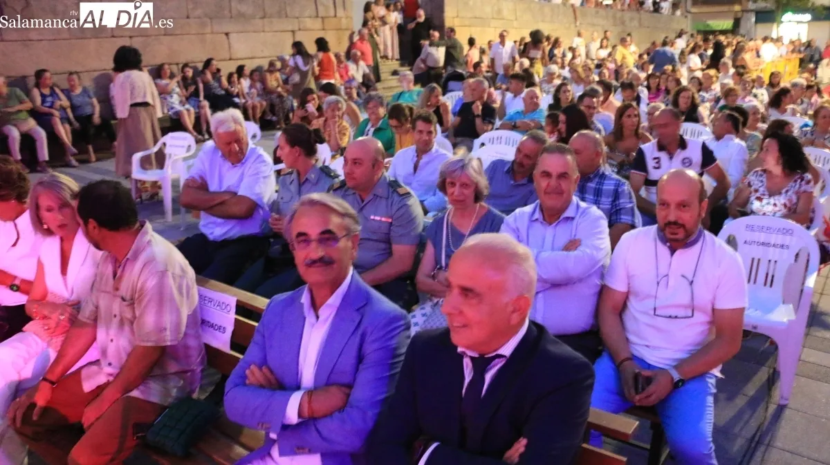 Acto de presentación e imposición de bandas a la Corte de Honor y pregón de las Ferias y Fiestas de Vitigudino 2025 / CORRAL 