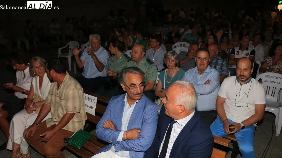 Acto de presentación e imposición de bandas a la Corte de Honor y pregón de las Ferias y Fiestas de Vitigudino 2025 / CORRAL 