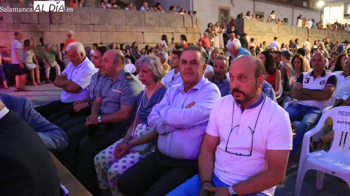 Acto de presentación e imposición de bandas a la Corte de Honor y pregón de las Ferias y Fiestas de Vitigudino 2025 / CORRAL 