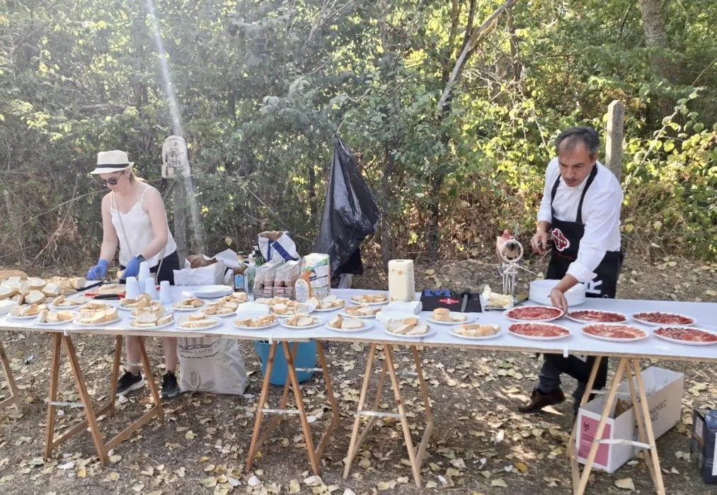 Foto 2 - Cantaracillo disfruta de una animada ruta de paseo con jam&oacute;n para todos como sorpresa final