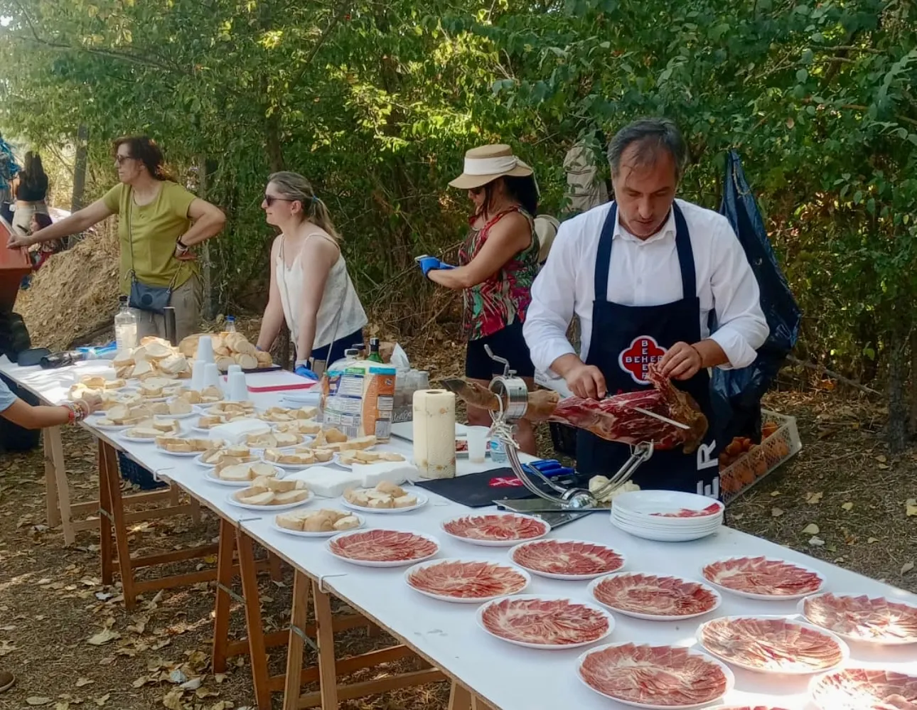 Foto 3 - Cantaracillo disfruta de una animada ruta de paseo con jam&oacute;n para todos como sorpresa final