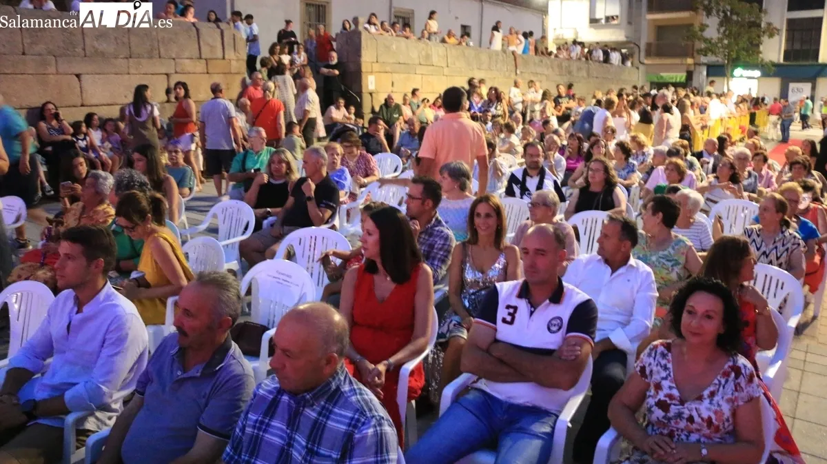 Acto de presentación e imposición de bandas a la Corte de Honor y pregón de las Ferias y Fiestas de Vitigudino 2025 / CORRAL 