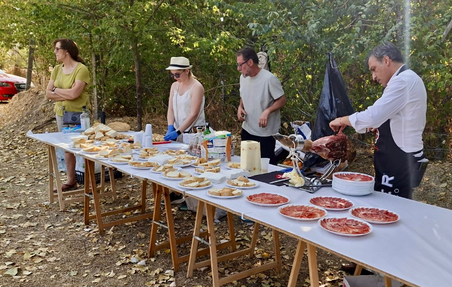 Cantaracillo disfruta con una animada ruta de paseo con jamón para todos como sorpresa final