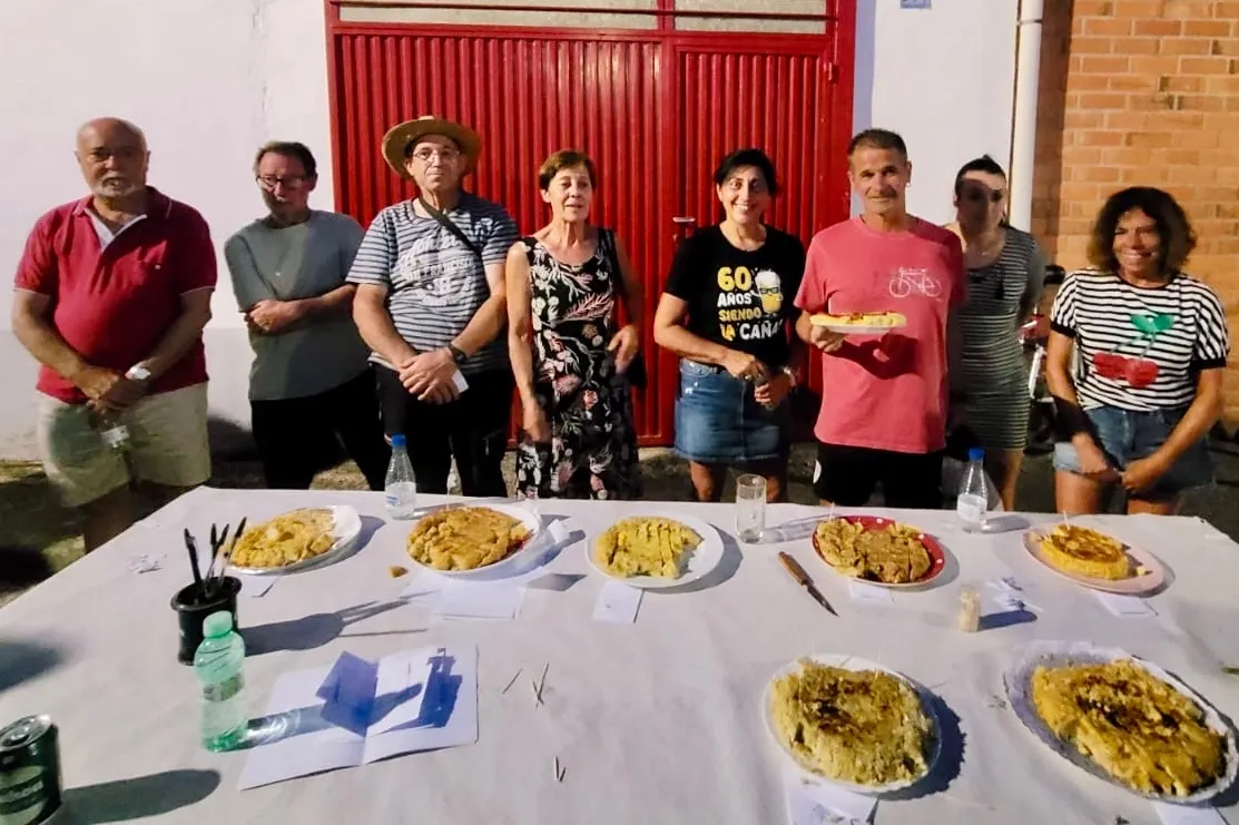 Foto 9 - Sabor, diversi&oacute;n y gran ambiente en los llamativos concursos de lanzamiento de azad&oacute;n y tortillas de patata en Cantaracillo