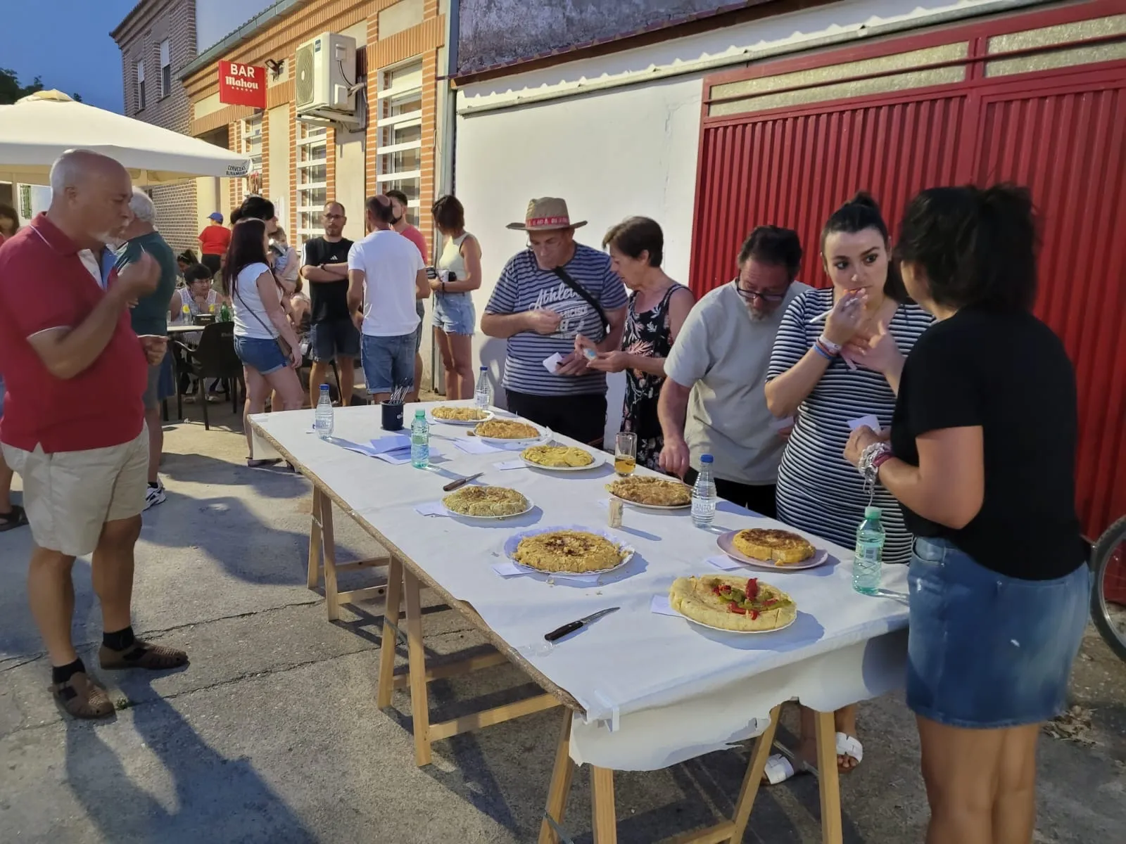 Foto 10 - Sabor, diversi&oacute;n y gran ambiente en los llamativos concursos de lanzamiento de azad&oacute;n y tortillas de patata en Cantaracillo