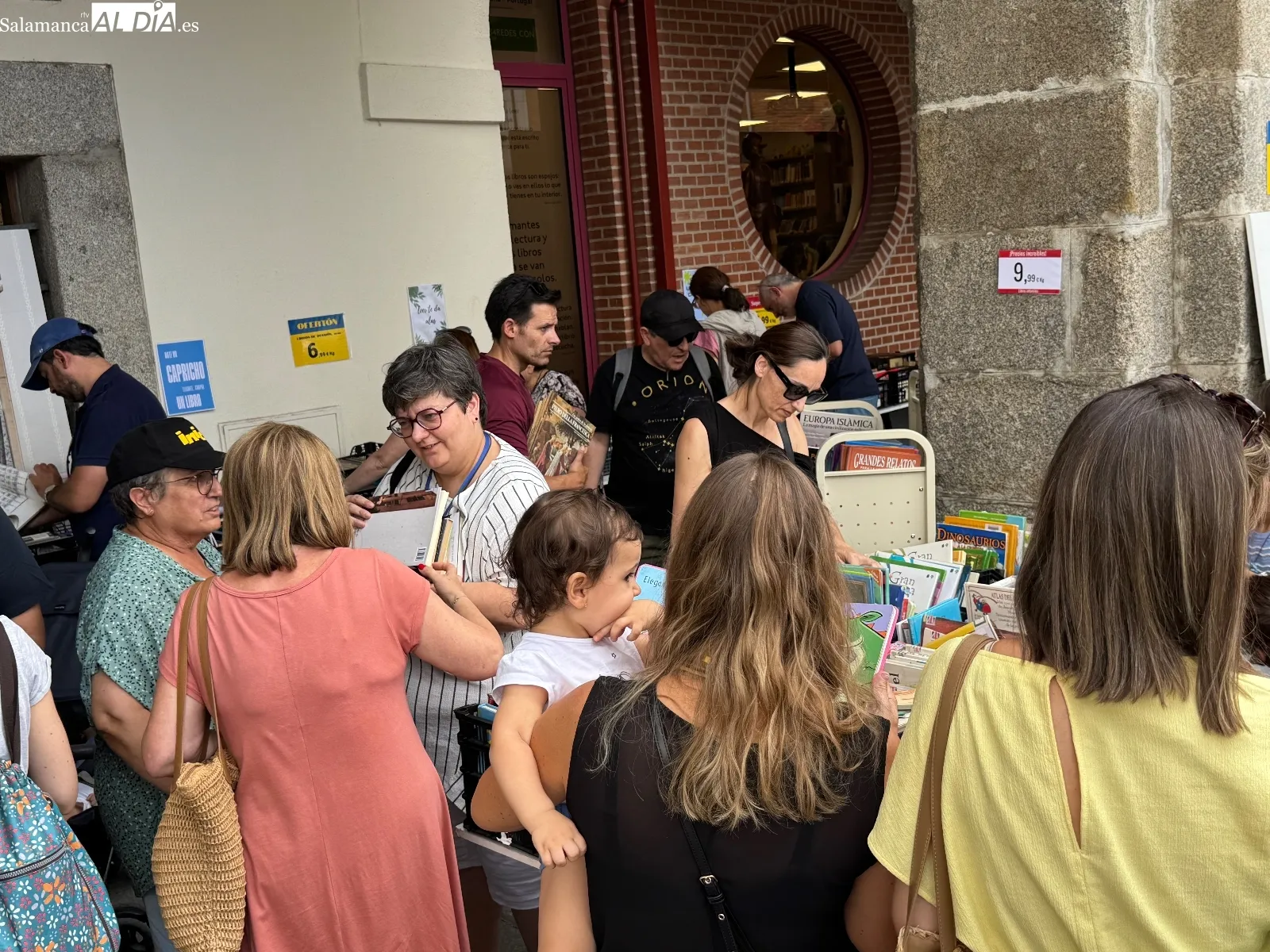 Foto 2 - Masiva afluencia al tradicional Mercadillo de Libros Olvidados 