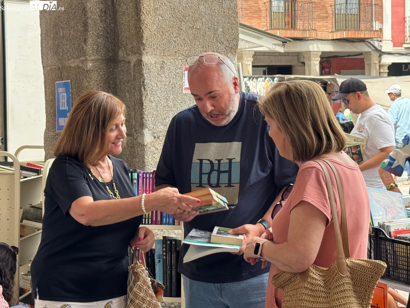 Foto 6 - Masiva afluencia al tradicional Mercadillo de Libros Olvidados 