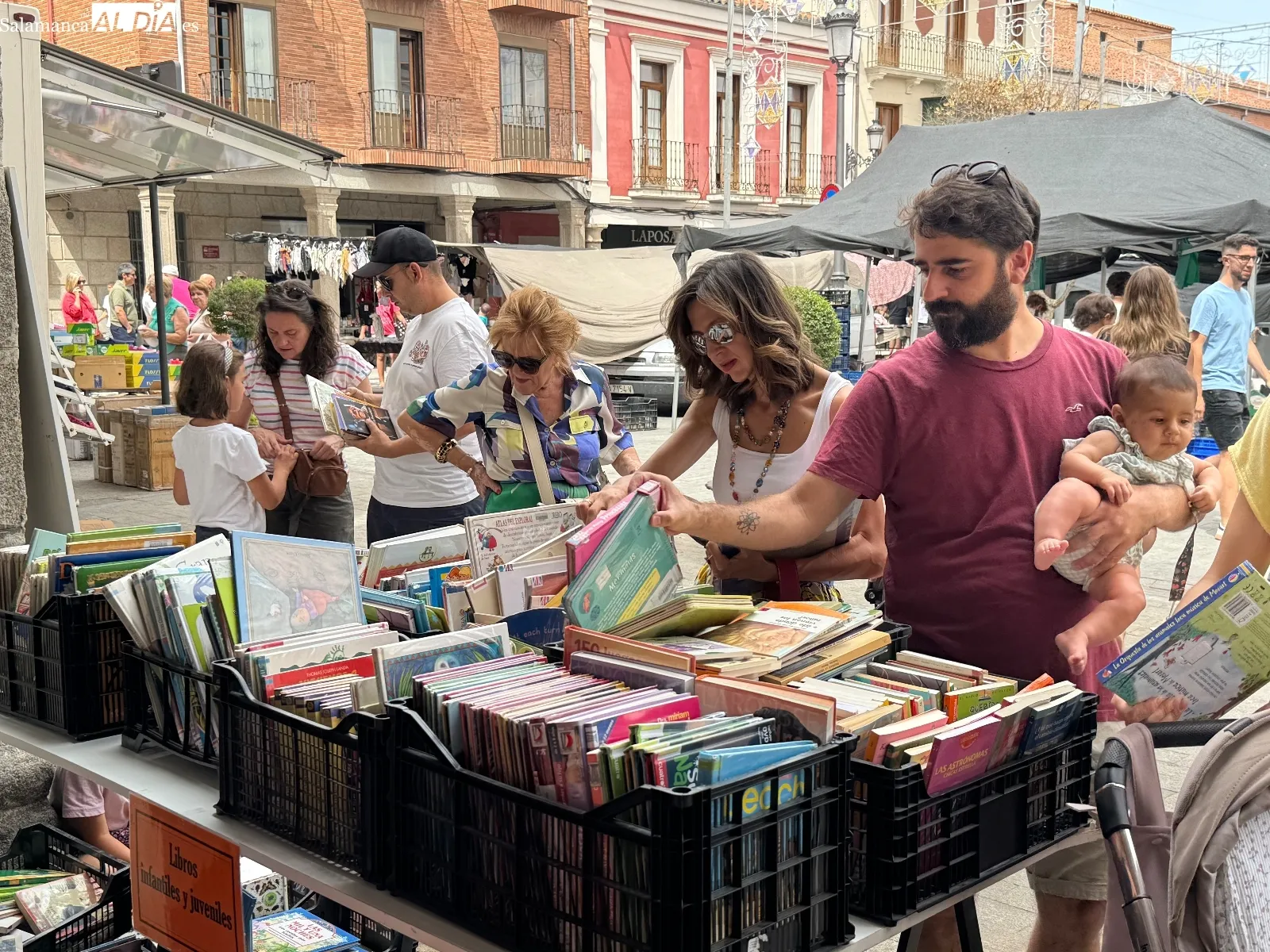 Foto 5 - Masiva afluencia al tradicional Mercadillo de Libros Olvidados 
