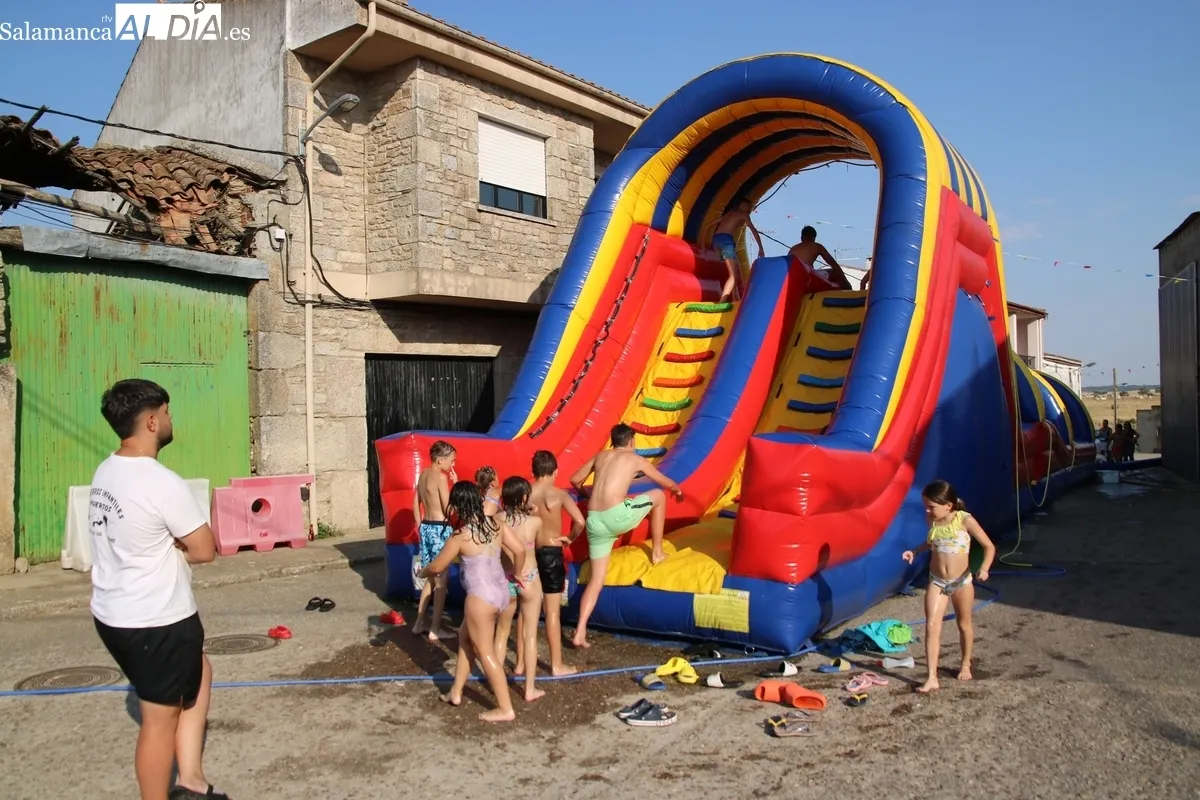 Los más pequeños dieron este lunes el pistoletazo de salida a las fiestas de Majuges / CORRAL