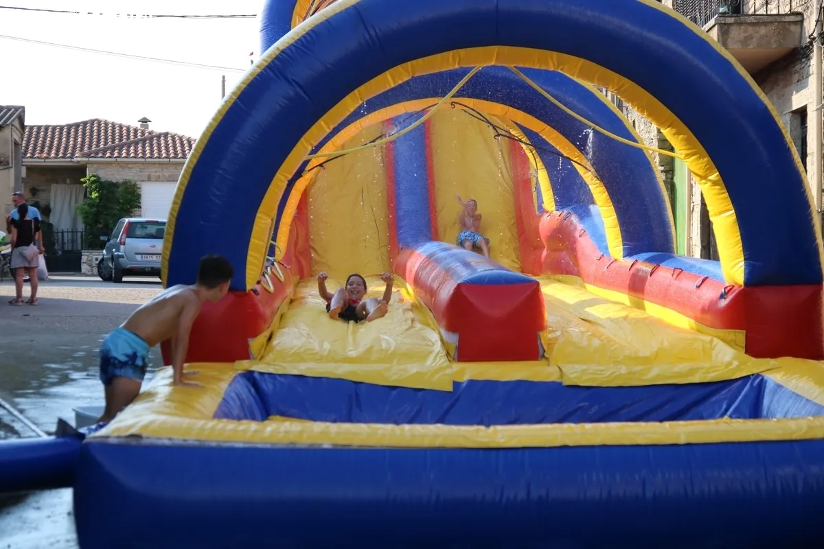 Los más pequeños dieron este lunes el pistoletazo de salida a las fiestas de Majuges / CORRAL