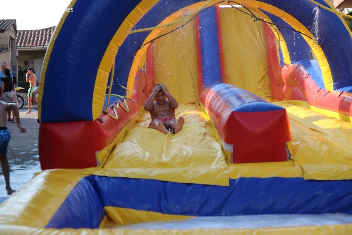 Los más pequeños dieron este lunes el pistoletazo de salida a las fiestas de Majuges / CORRAL