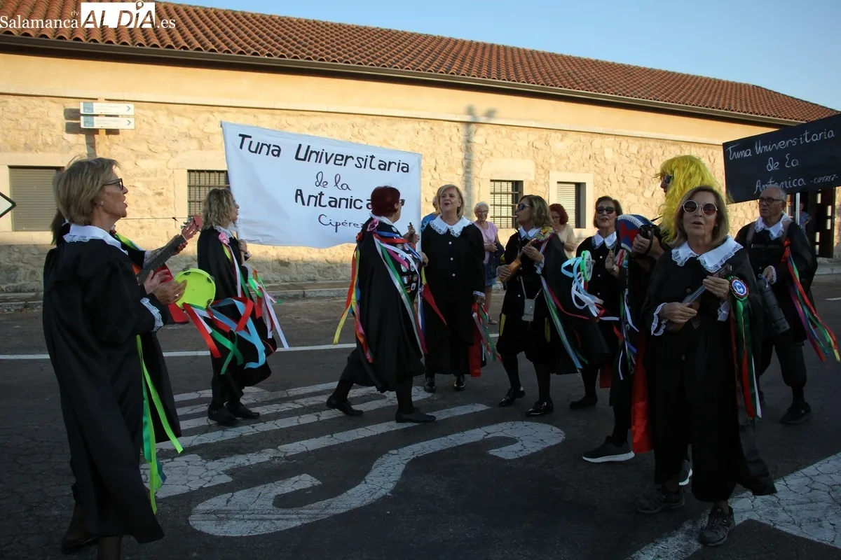 Divertido e imaginativo desfile de carrozas en Ciperéz / MARÍA ISABEL SÁNCHEZ