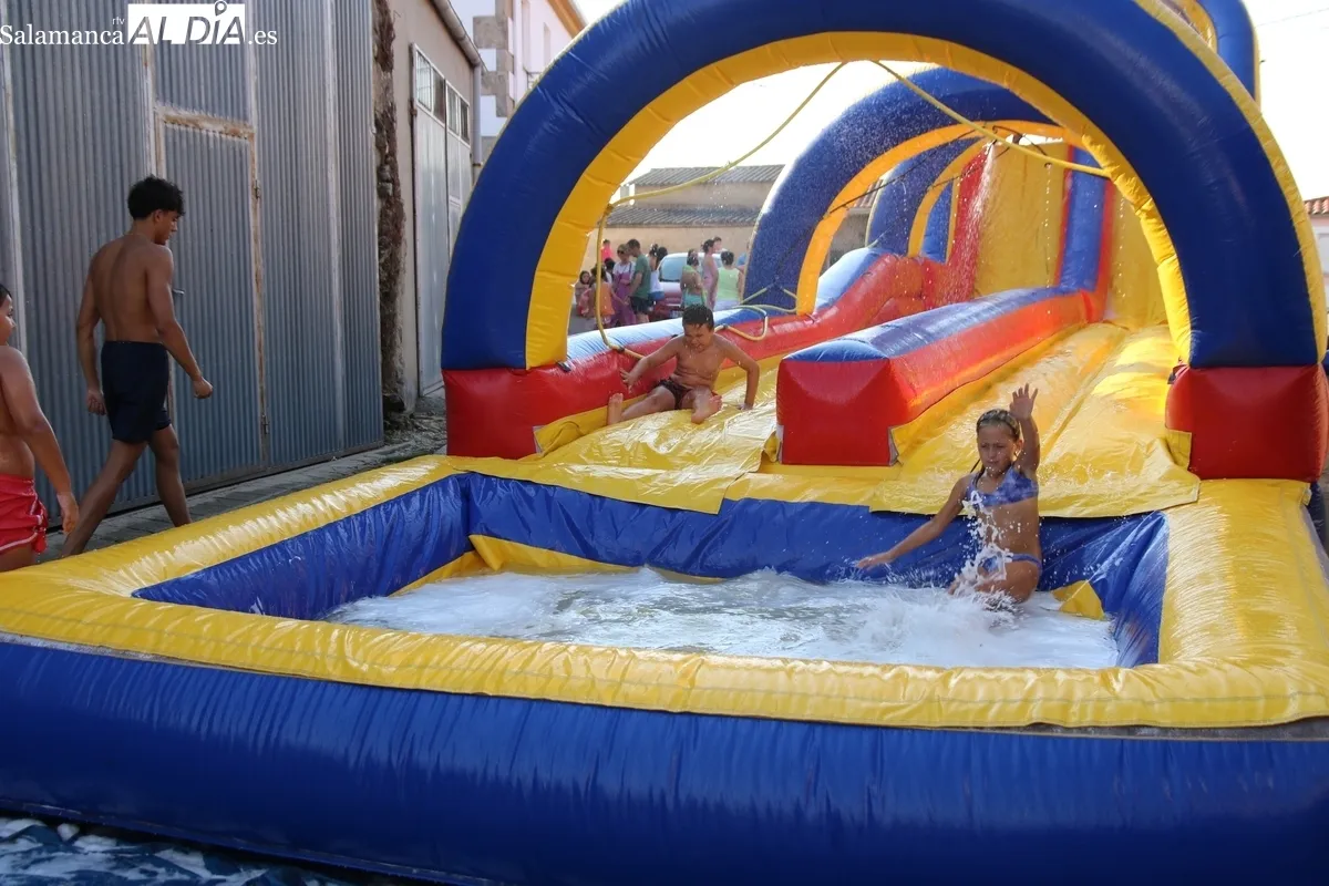 Los más pequeños dieron este lunes el pistoletazo de salida a las fiestas de Majuges / CORRAL