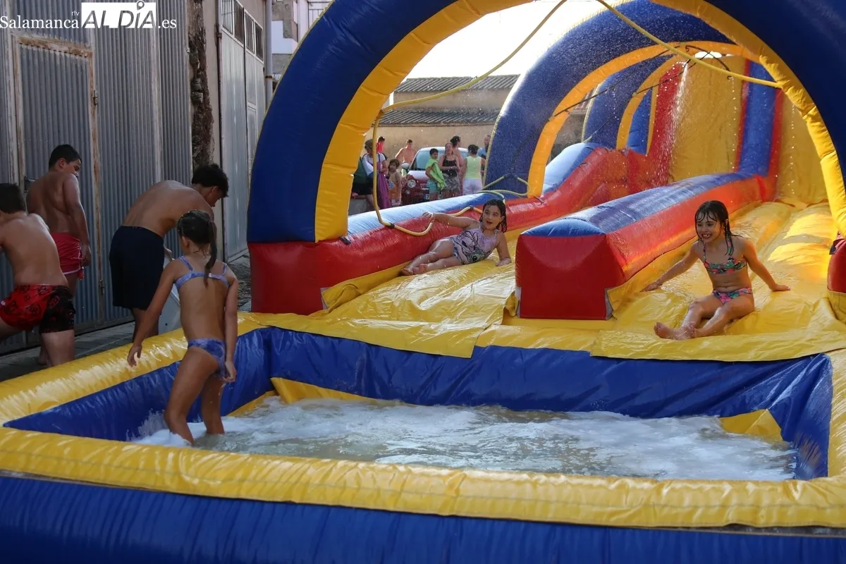 Los más pequeños dieron este lunes el pistoletazo de salida a las fiestas de Majuges / CORRAL