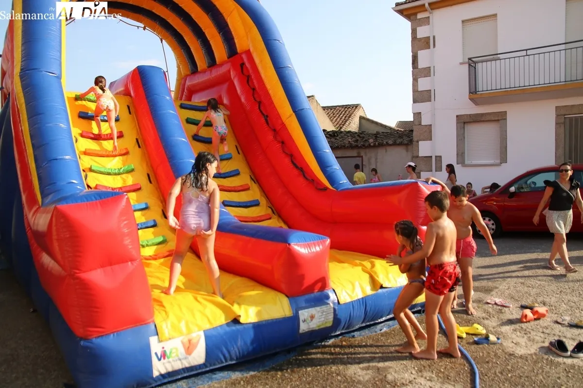 Los más pequeños dieron este lunes el pistoletazo de salida a las fiestas de Majuges / CORRAL