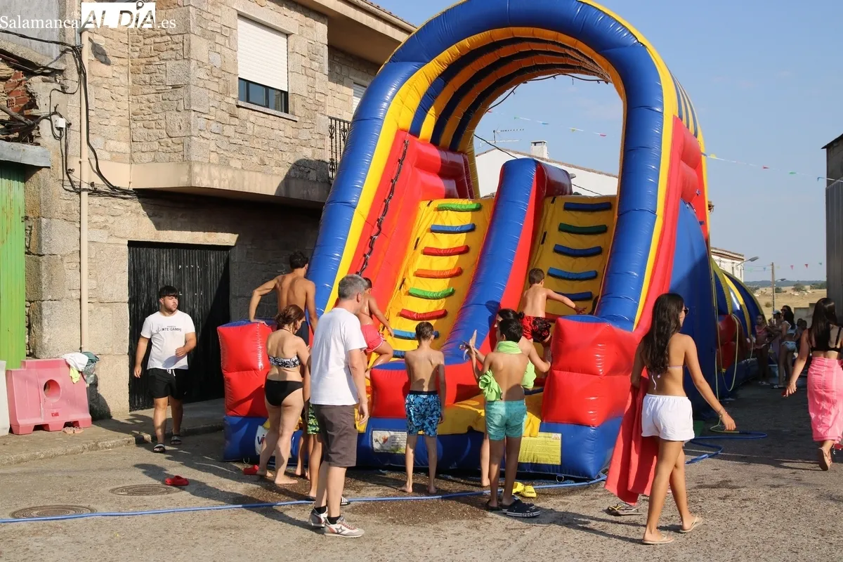 Los más pequeños dieron este lunes el pistoletazo de salida a las fiestas de Majuges / CORRAL
