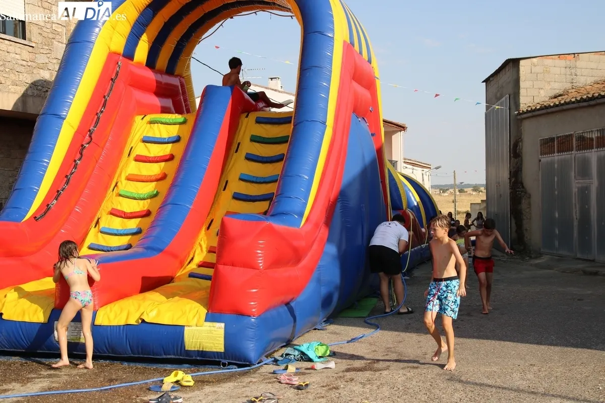 Los más pequeños dieron este lunes el pistoletazo de salida a las fiestas de Majuges / CORRAL