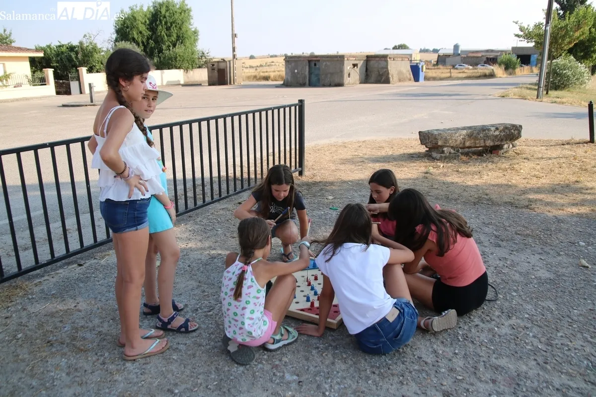 Los más pequeños dieron este lunes el pistoletazo de salida a las fiestas de Majuges / CORRAL