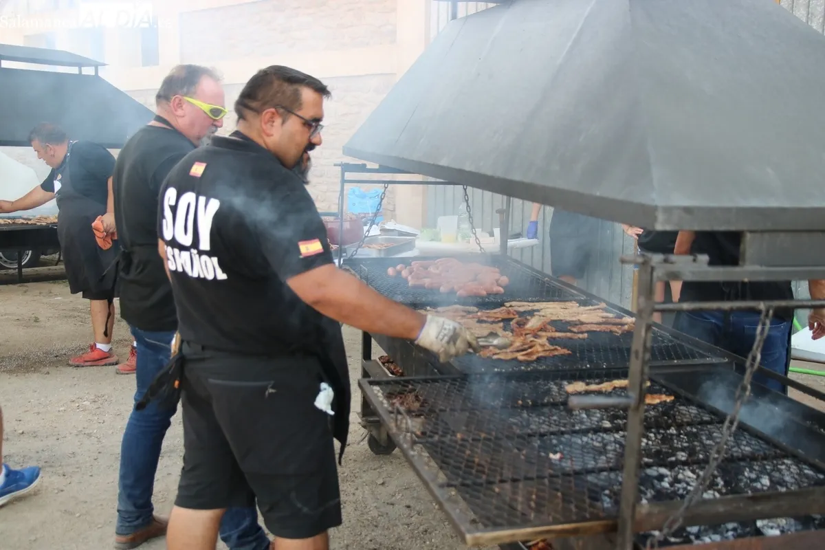 Repartidas 500 raciones de panceta, cabecero y chorizo asado, acompañado de cono de helado como postre / CORRAL