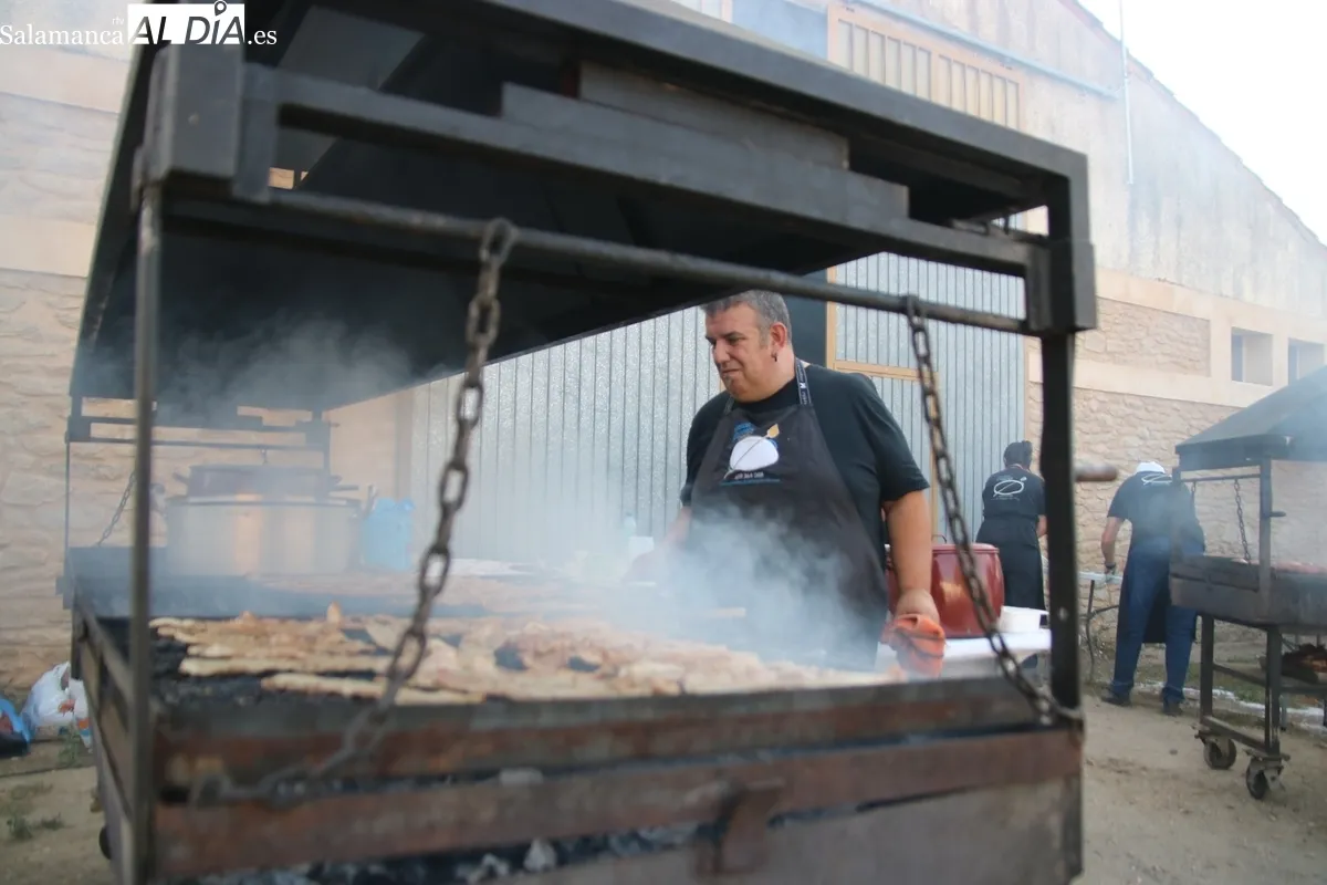 Repartidas 500 raciones de panceta, cabecero y chorizo asado, acompañado de cono de helado como postre / CORRAL