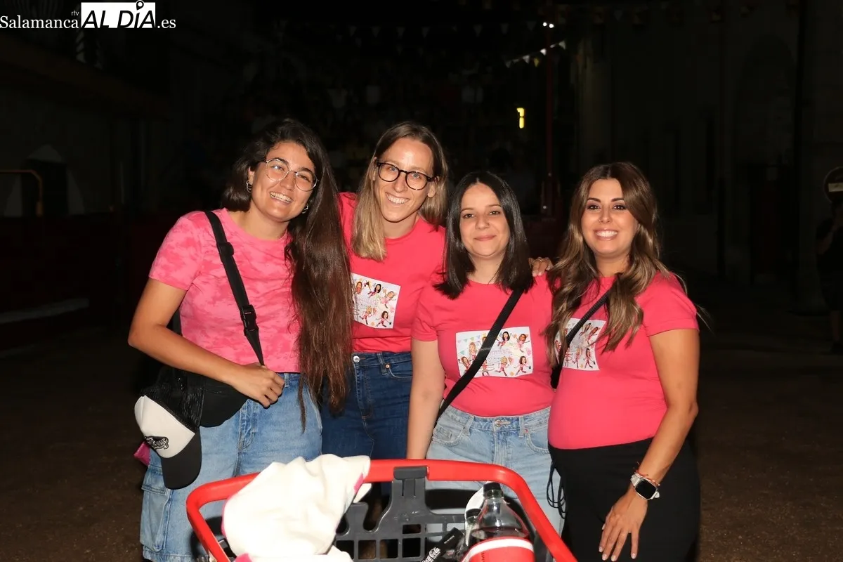 Apoteósico desfile de peñas en Villarino que disfrutan de las fiestas de San Roque / CORRAL