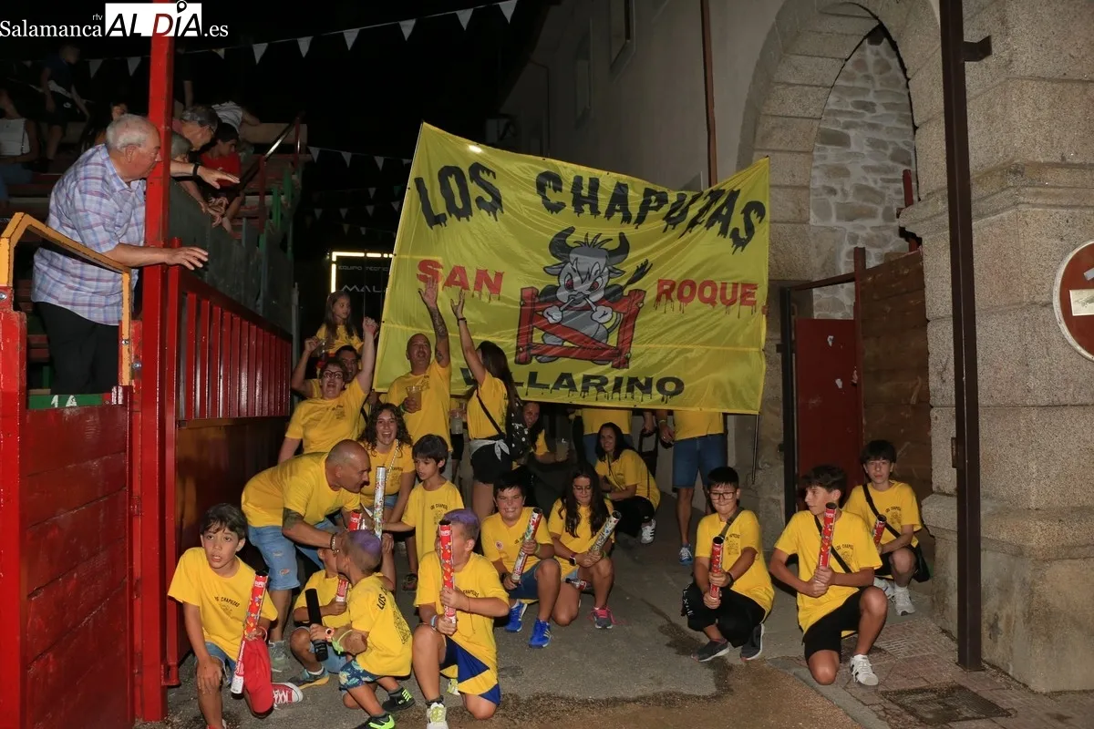 Apoteósico desfile de peñas en Villarino que disfrutan de las fiestas de San Roque / CORRAL