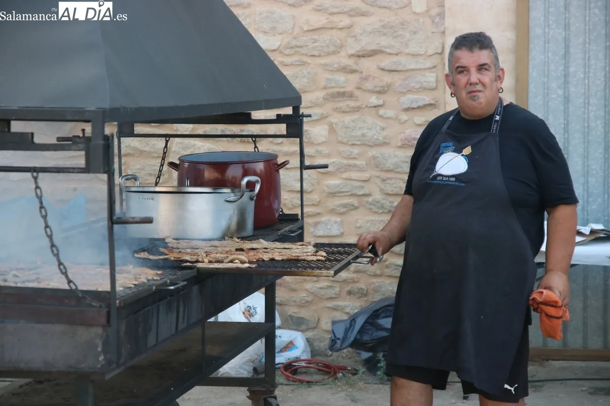 Repartidas 500 raciones de panceta, cabecero y chorizo asado, acompañado de cono de helado como postre / CORRAL