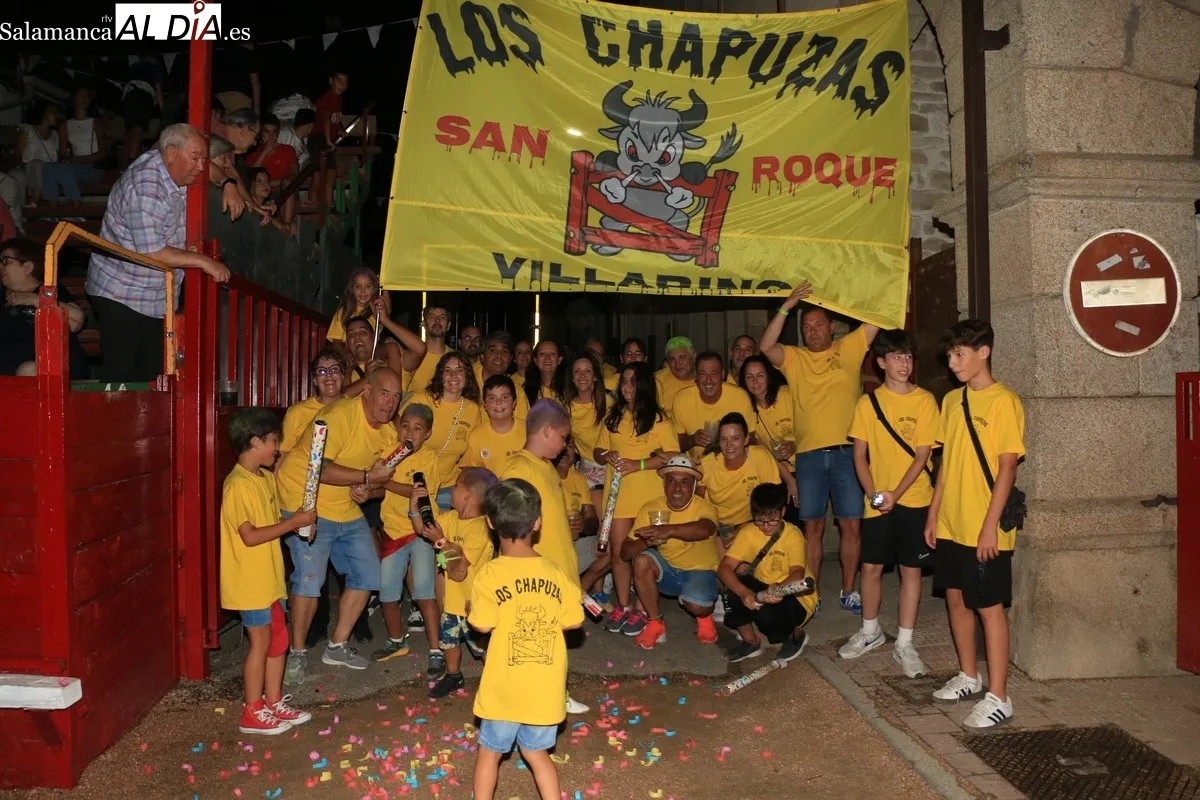Apoteósico desfile de peñas en Villarino que disfrutan de las fiestas de San Roque / CORRAL