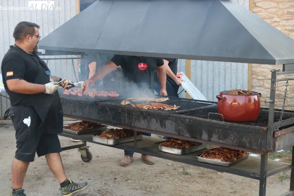Repartidas 500 raciones de panceta, cabecero y chorizo asado, acompañado de cono de helado como postre / CORRAL
