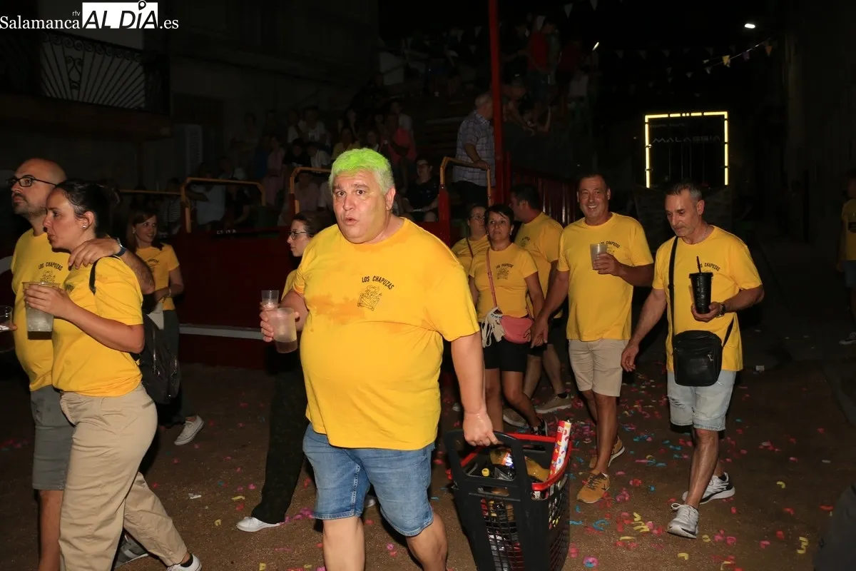 Apoteósico desfile de peñas en Villarino que disfrutan de las fiestas de San Roque / CORRAL