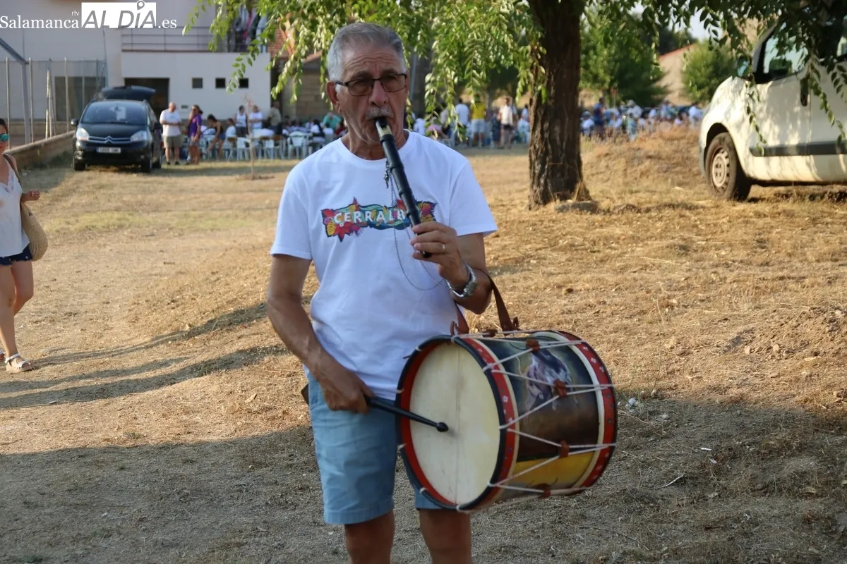Repartidas 500 raciones de panceta, cabecero y chorizo asado, acompañado de cono de helado como postre / CORRAL