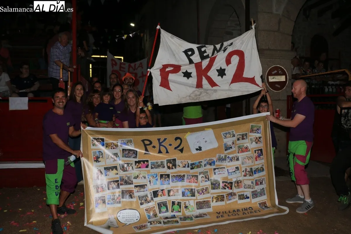 Apoteósico desfile de peñas en Villarino que disfrutan de las fiestas de San Roque / CORRAL
