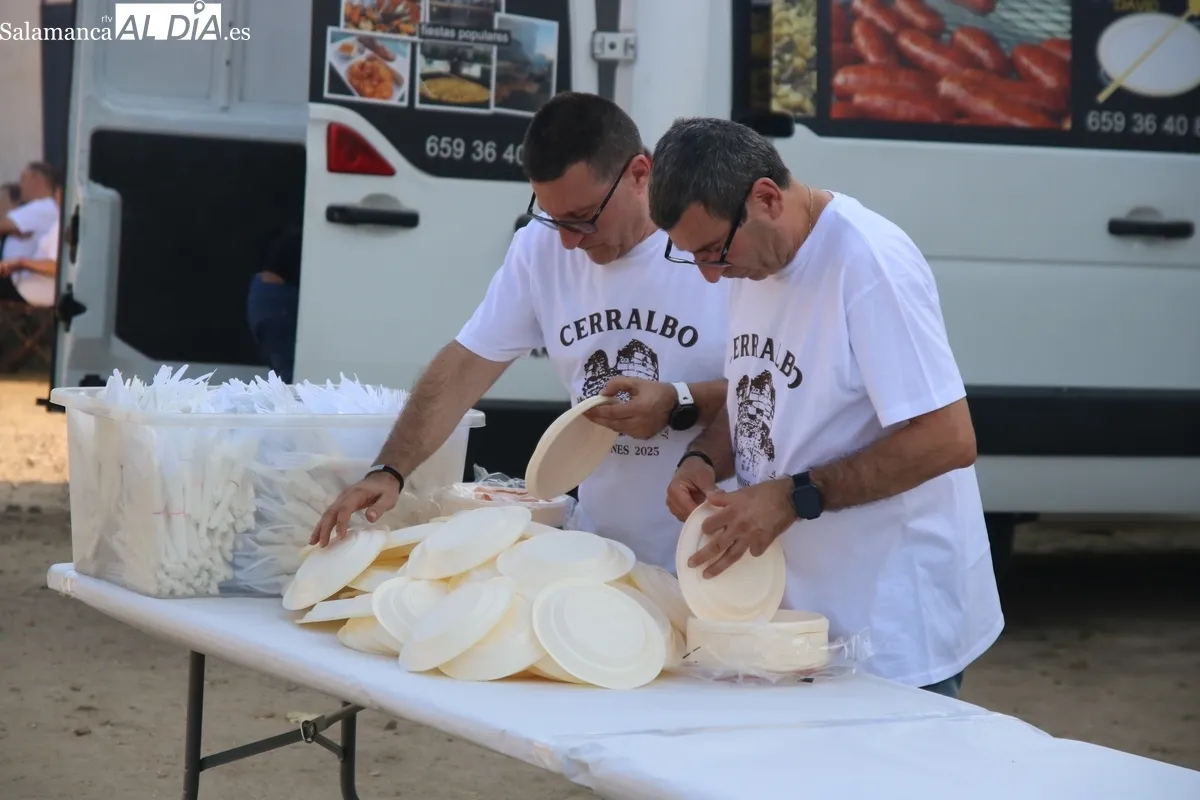 Repartidas 500 raciones de panceta, cabecero y chorizo asado, acompañado de cono de helado como postre / CORRAL