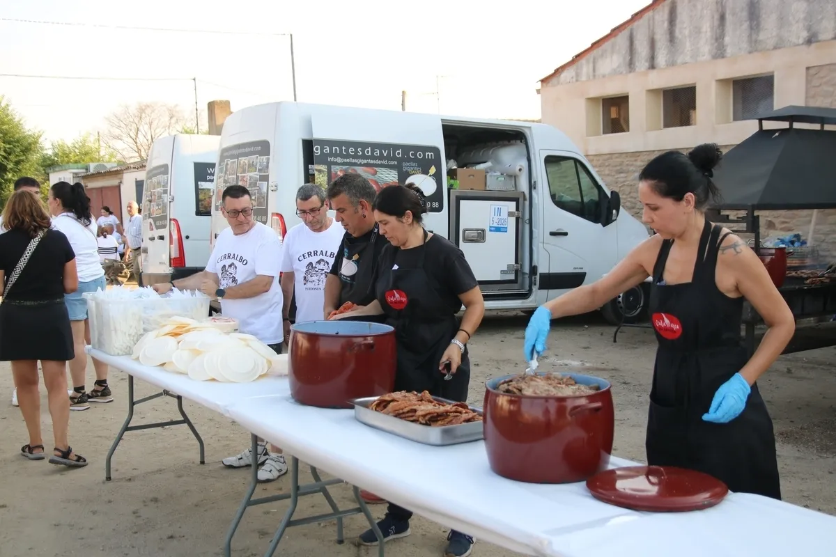 Repartidas 500 raciones de panceta, cabecero y chorizo asado, acompañado de cono de helado como postre / CORRAL