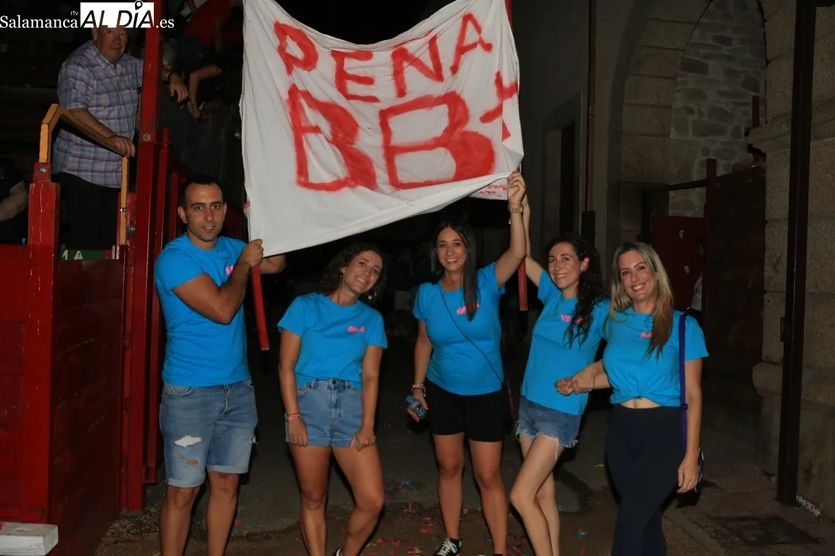 Apoteósico desfile de peñas en Villarino que disfrutan de las fiestas de San Roque / CORRAL
