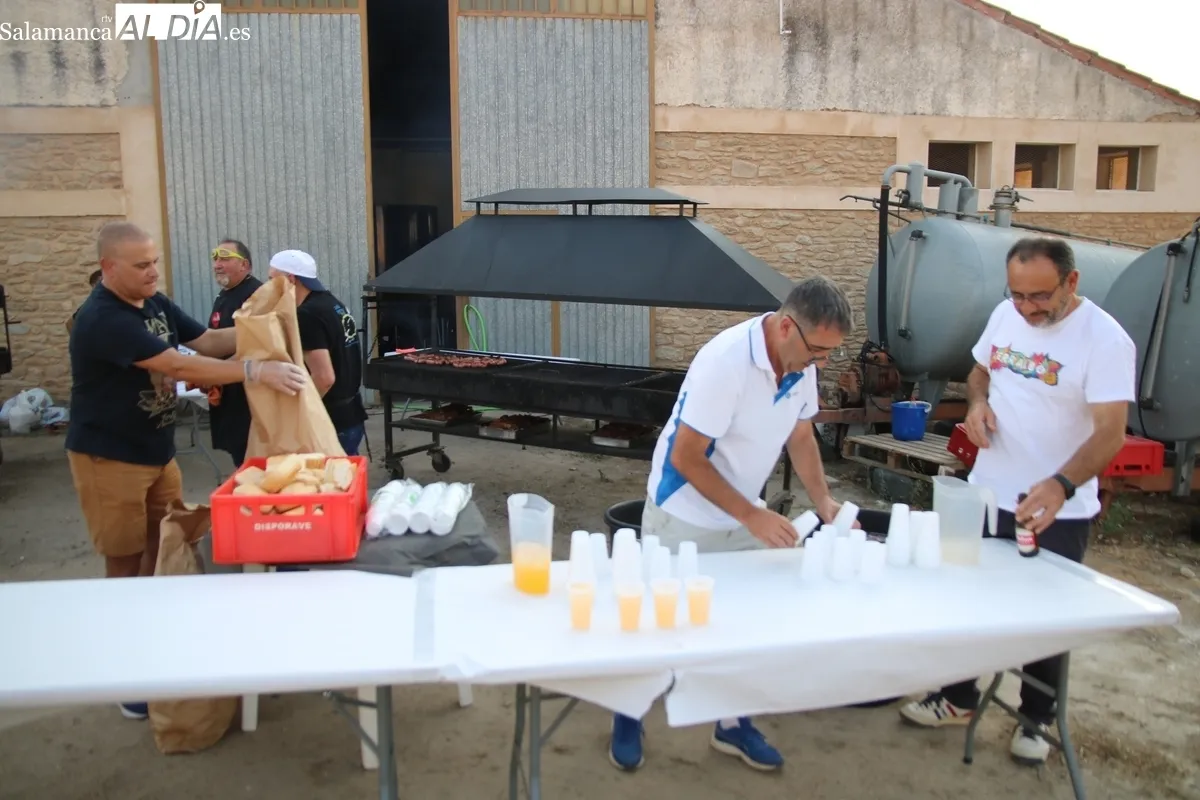 Repartidas 500 raciones de panceta, cabecero y chorizo asado, acompañado de cono de helado como postre / CORRAL