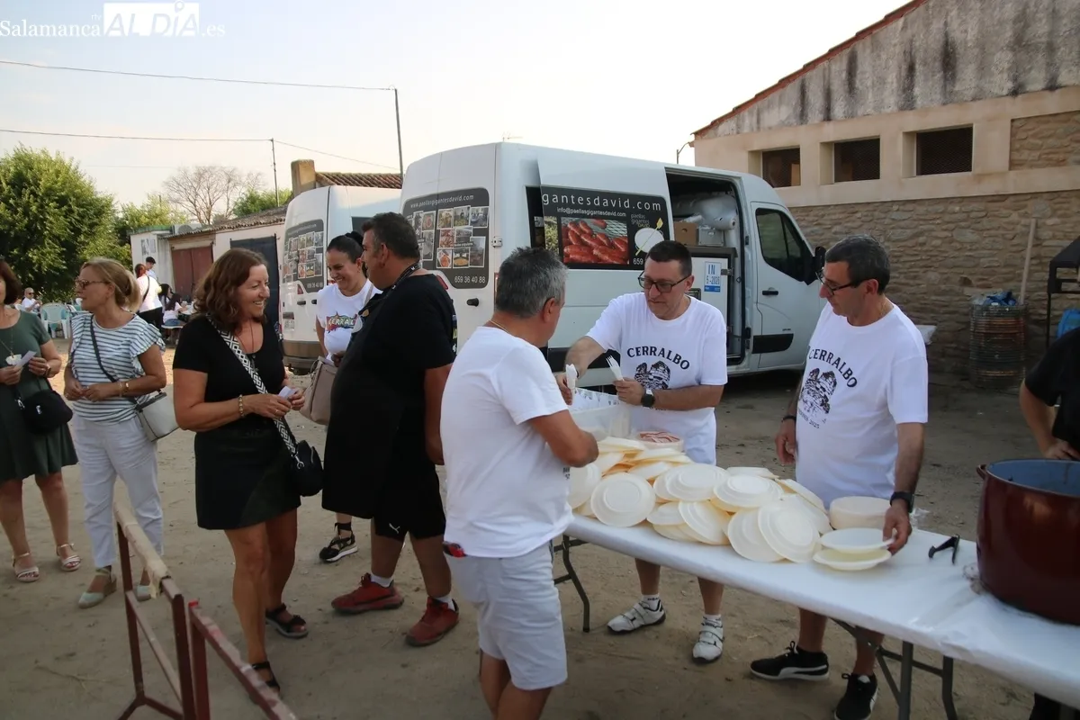 Repartidas 500 raciones de panceta, cabecero y chorizo asado, acompañado de cono de helado como postre / CORRAL
