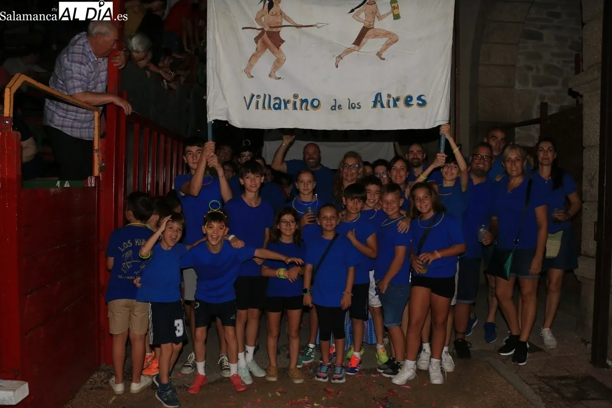 Apoteósico desfile de peñas en Villarino que disfrutan de las fiestas de San Roque / CORRAL