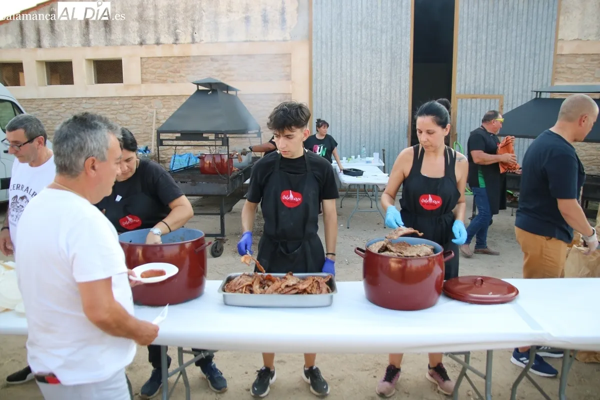 Repartidas 500 raciones de panceta, cabecero y chorizo asado, acompañado de cono de helado como postre / CORRAL