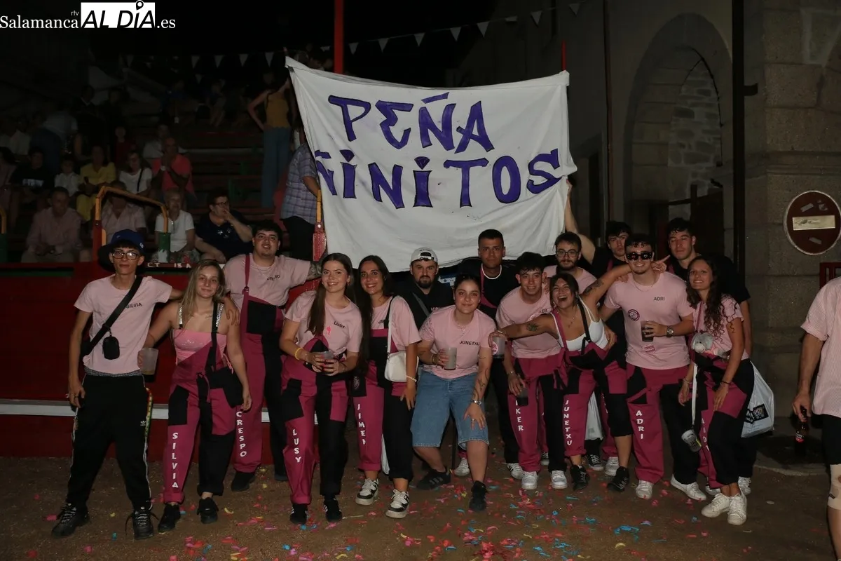 Apoteósico desfile de peñas en Villarino que disfrutan de las fiestas de San Roque / CORRAL