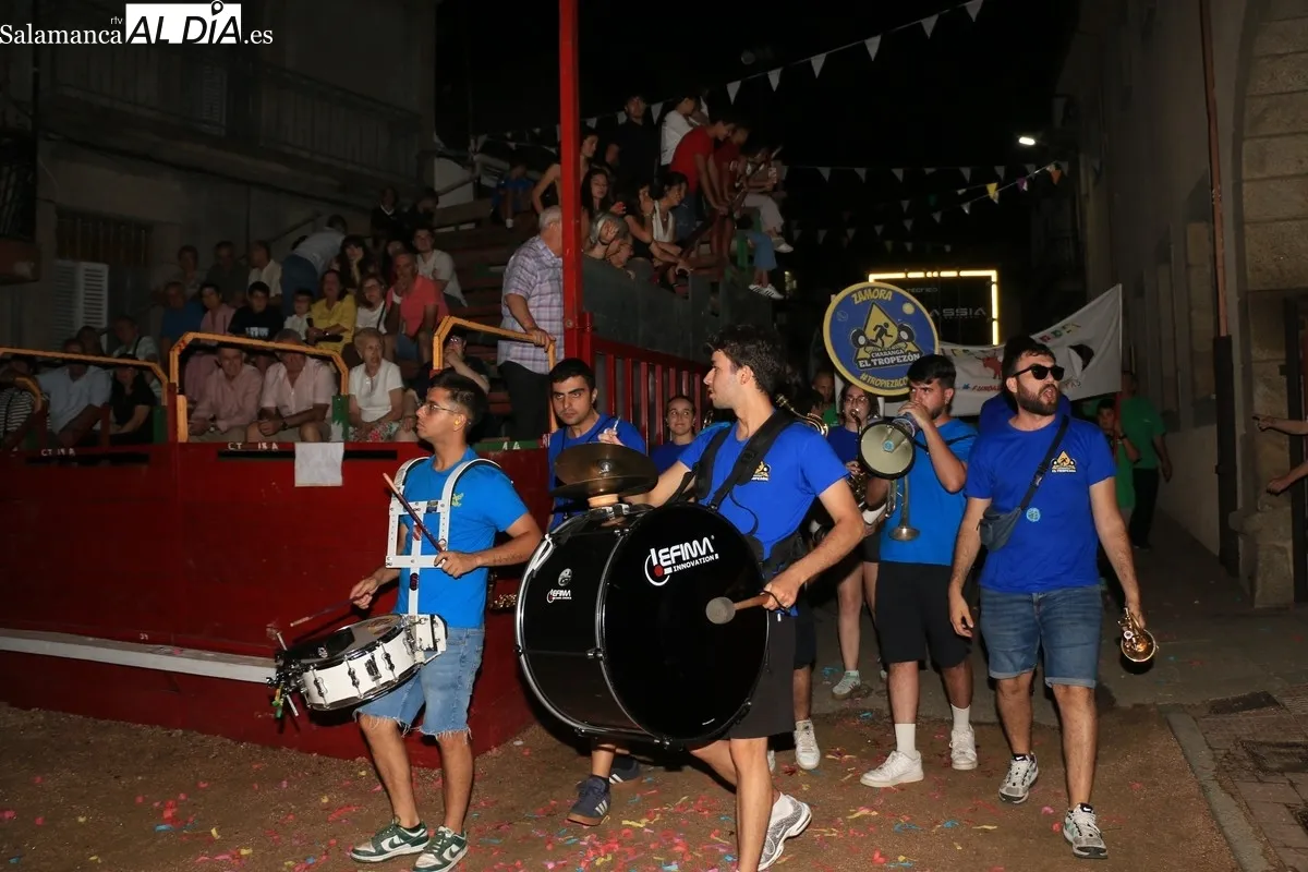 Apoteósico desfile de peñas en Villarino que disfrutan de las fiestas de San Roque / CORRAL