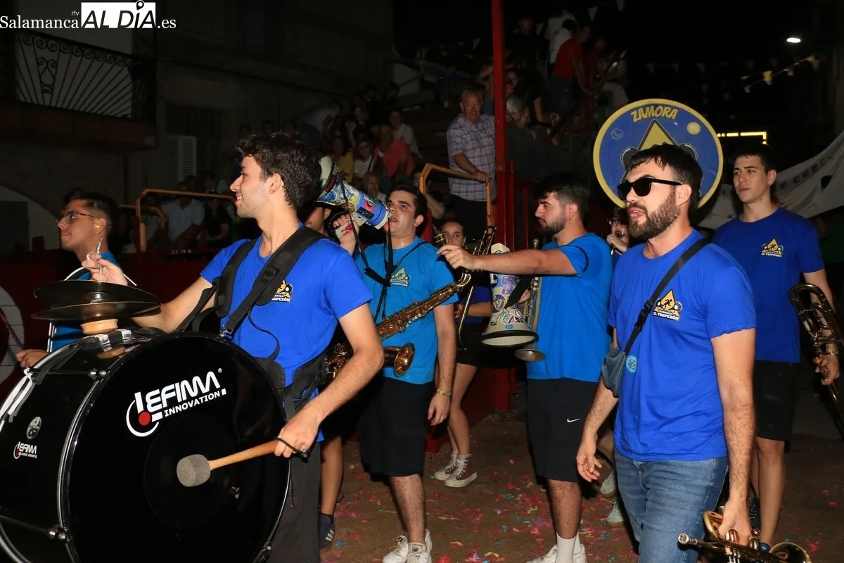 Apoteósico desfile de peñas en Villarino que disfrutan de las fiestas de San Roque / CORRAL