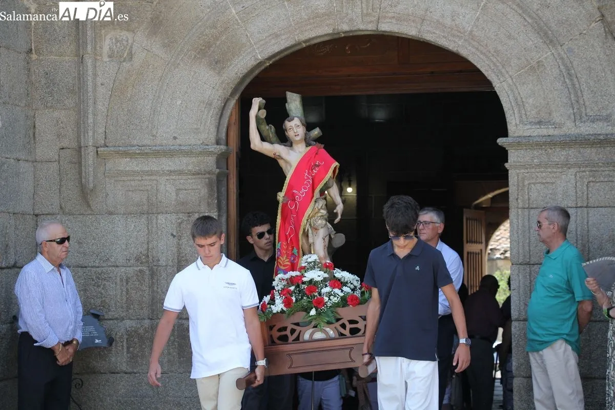Foto 6 - La devoci&oacute;n a San Sebasti&aacute;n y el baile de la bandera centran el domingo festivo en Vilvestre