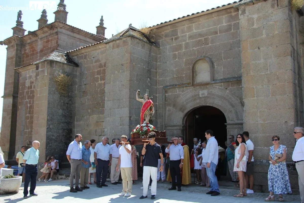 Foto 7 - La devoci&oacute;n a San Sebasti&aacute;n y el baile de la bandera centran el domingo festivo en Vilvestre