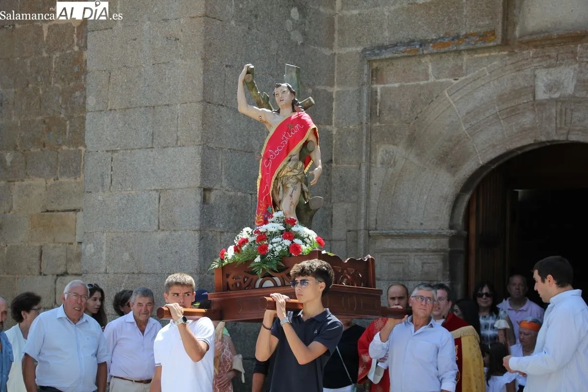 Foto 8 - La devoci&oacute;n a San Sebasti&aacute;n y el baile de la bandera centran el domingo festivo en Vilvestre