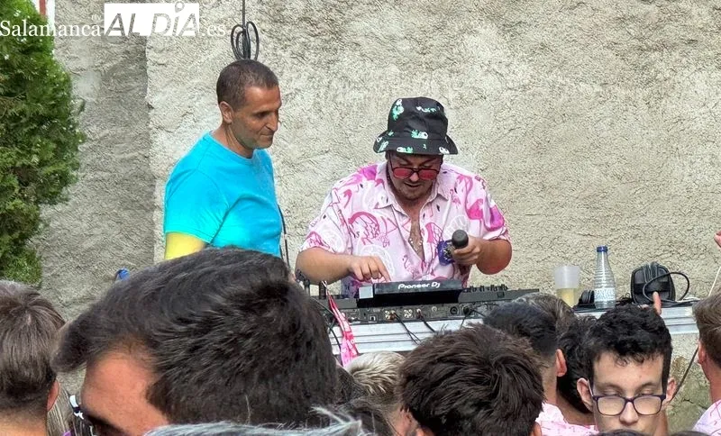 Foto 5 - El Cataland Fest desborda la calle Don Alejandro con un &eacute;xito rotundo de m&uacute;sica y p&uacute;blico