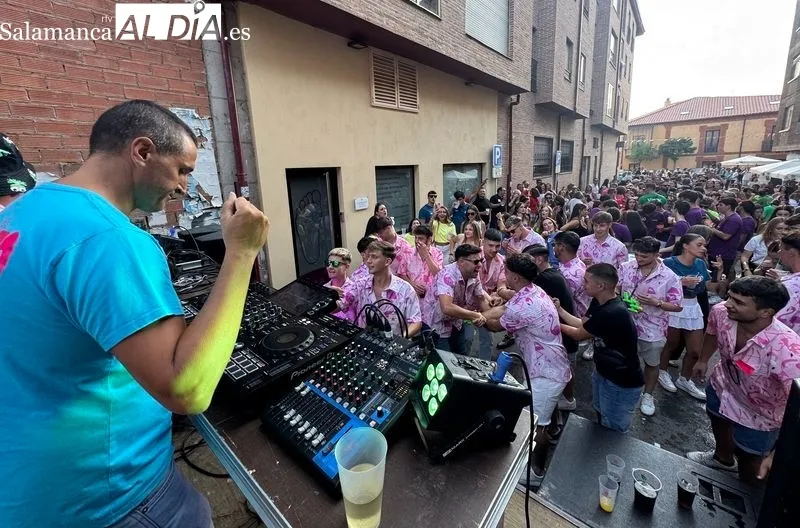 Foto 2 - El Cataland Fest desborda la calle Don Alejandro con un &eacute;xito rotundo de m&uacute;sica y p&uacute;blico
