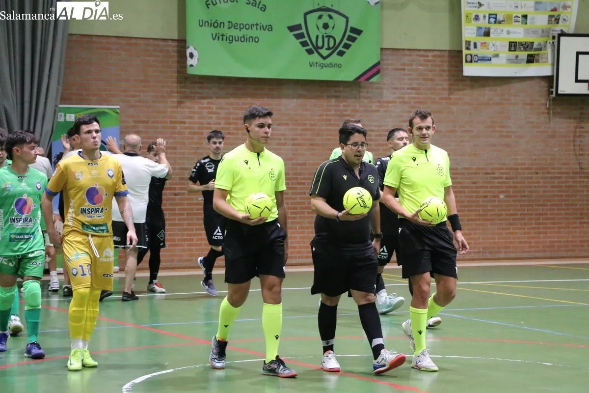 Bonito homenaje del fútbol sala a Alberto Calleja Caballero 'Berti' en Vitigudino / CORRAL 